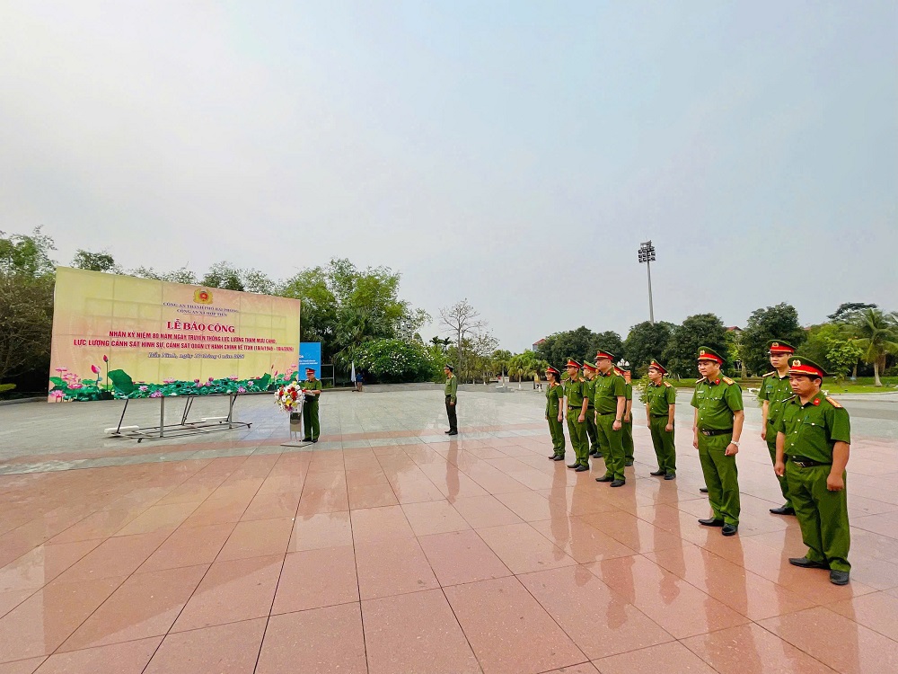Công an xã Hợp Tiến báo công dâng Bác tại Khu lưu niệm Sáu điều Bác Hồ dạy Công an Nhân dân